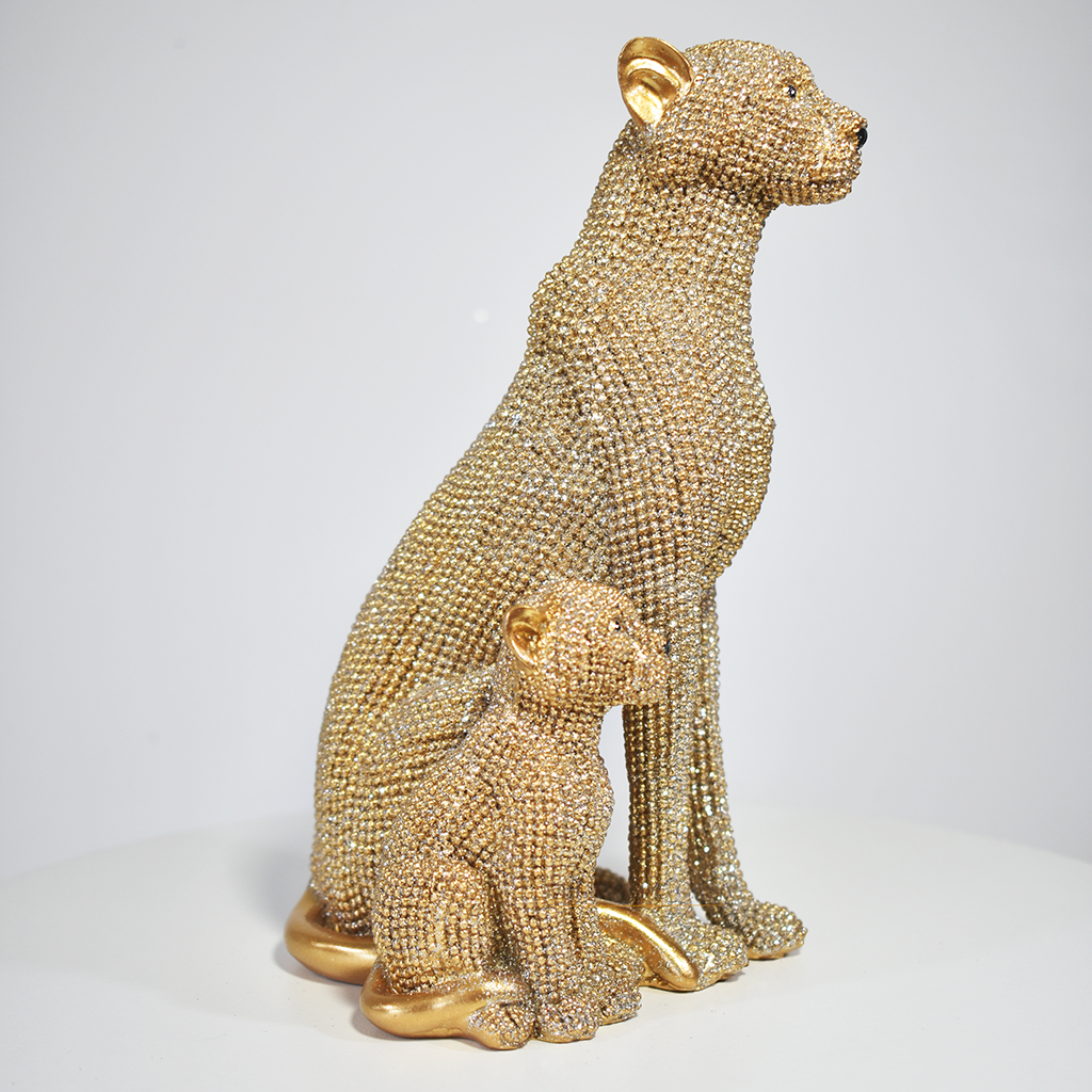 Estatueta leoa com filhote dourada em resina, 19x12x9 cm. Uma peça sofisticada que simboliza proteção e vínculo familiar. Ideal para decoração e presente.