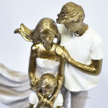 Escultura de família com filha menina em resina dourada, perfeita para decoração de interiores e como presente especial para celebrar o amor familiar.