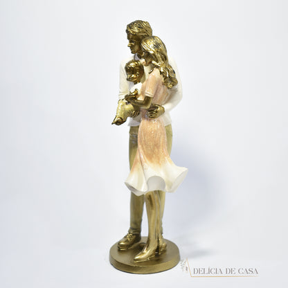 Estátua Decorativa de Família Casal Pais com Filho Bebê - Escultura de Resina para Decoração