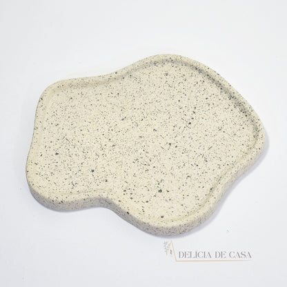 Vaso decorativo de cerâmica com textura rústica. Perfeito para dar um toque de sofisticação à decoração de qualquer ambiente."