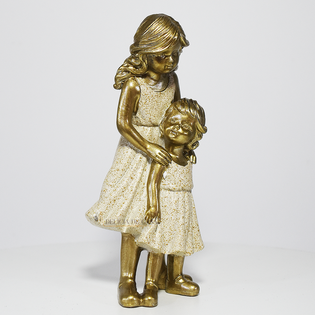 Escultura decorativa de duas irmãs em resina representando carinho e união familiar, ideal para decoração de casa ou presente.