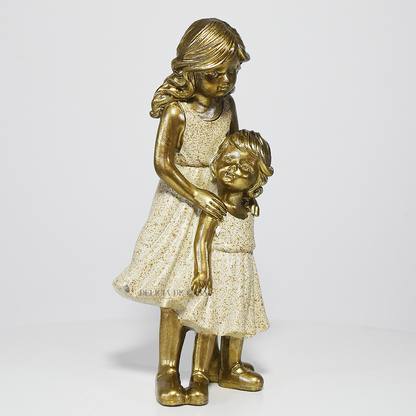 Escultura decorativa de duas irmãs em resina representando carinho e união familiar, ideal para decoração de casa ou presente.