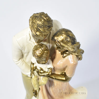 Estátua Decorativa de Família Casal Pais com Filho Bebê - Escultura de Resina para Decoração