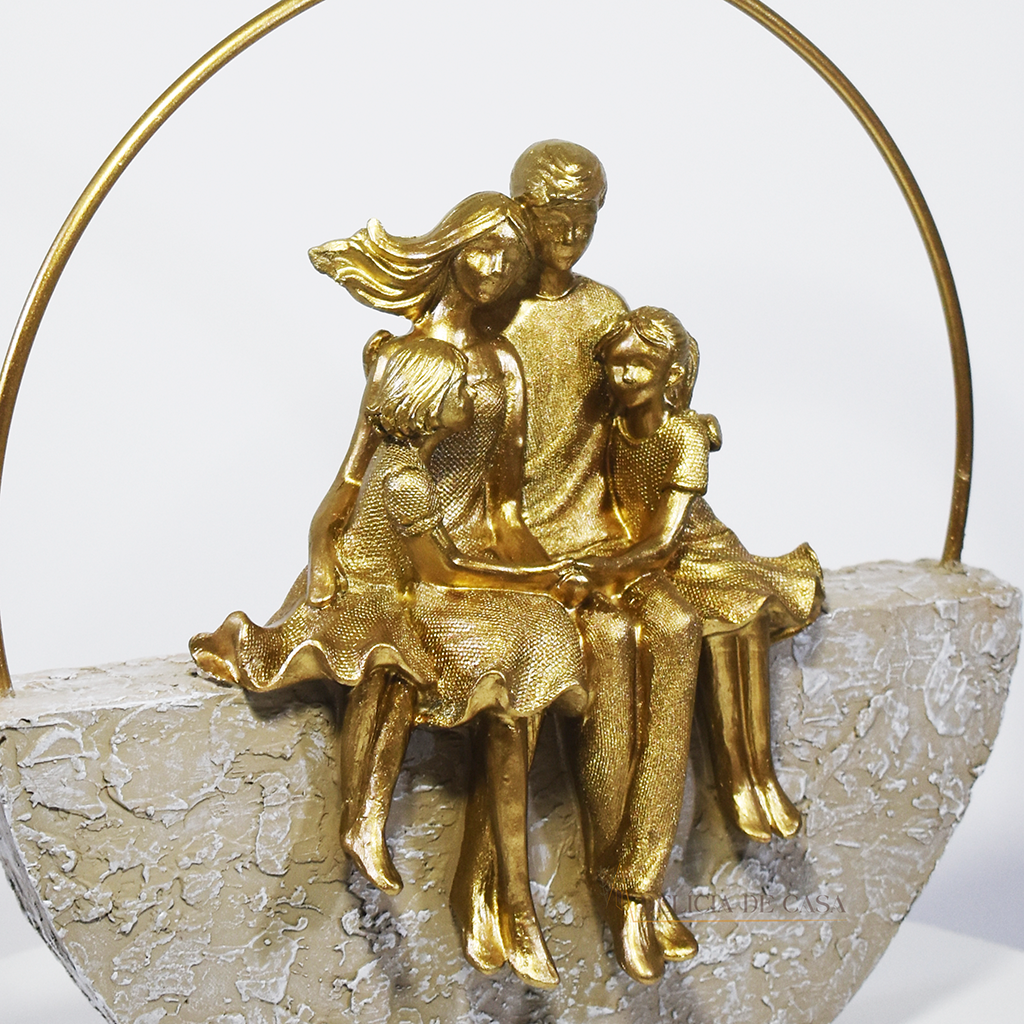 Família Decorativa Escultura Dourada com Pais e Filhas Meninas Decoração de Luxo para Casa