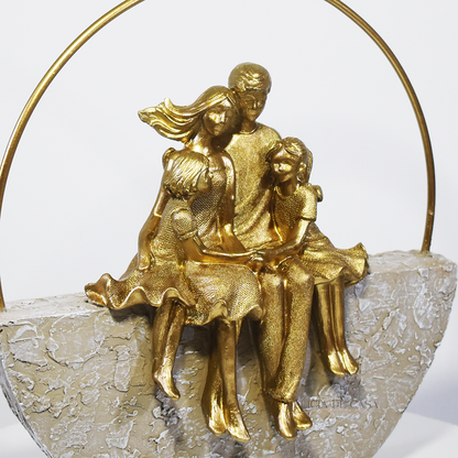 Família Decorativa Escultura Dourada com Pais e Filhas Meninas Decoração de Luxo para Casa
