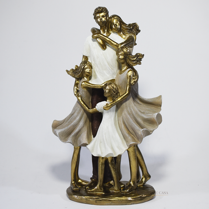 Escultura decorativa de família com pai, mãe e três filhas em abraço coletivo, confeccionada em resina com acabamento dourado e branco, medindo 25 x 15 x 8,5 cm.