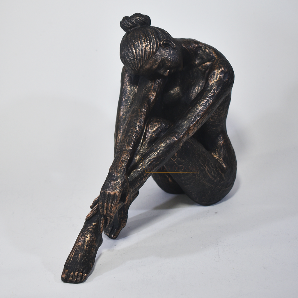 Escultura Mulher Sentada preta e dourada para uma decoração de casa elegante e sofisticada. Ideal para sala, aparador, estante, escritório e ambientes modernos