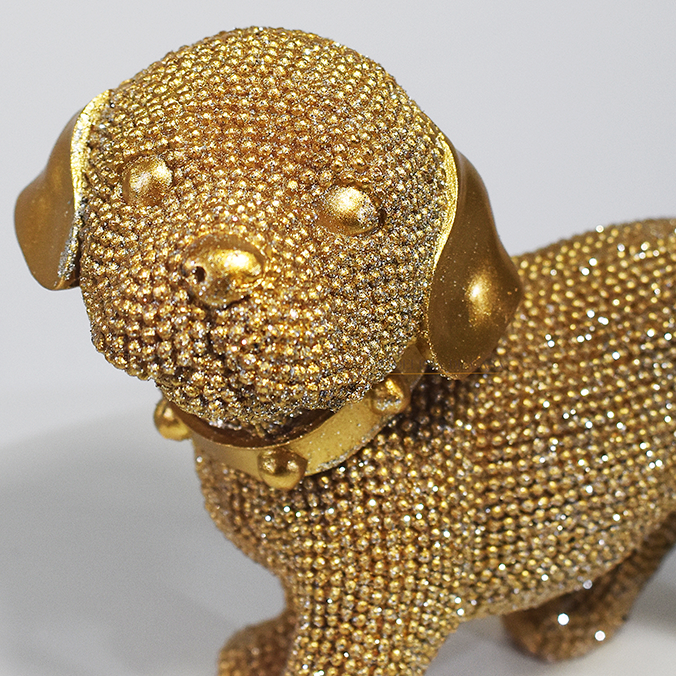 Escultura decorativa de cachorro em resina dourada com acabamento brilhante, ideal para decoração de ambientes ou presente para amantes de pets.