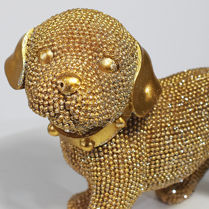 Escultura decorativa de cachorro em resina dourada com acabamento brilhante, ideal para decoração de ambientes ou presente para amantes de pets.