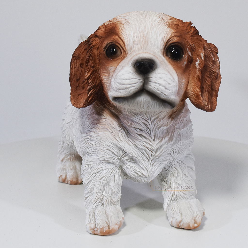 Esculturas decorativas de cachorros em resina representando as raças Labrador, Shih Tzu e Cavalier King Charles Spaniel, ideais para decoração ou presente.