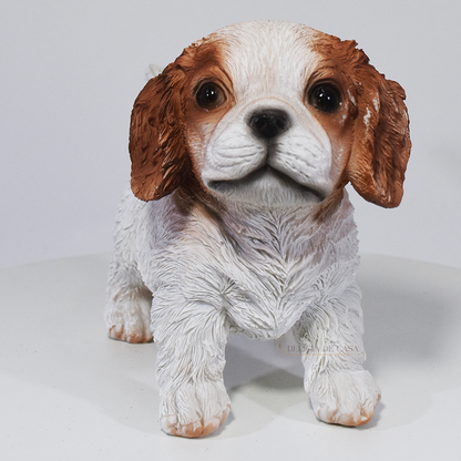 Esculturas decorativas de cachorros em resina representando as raças Labrador, Shih Tzu e Cavalier King Charles Spaniel, ideais para decoração ou presente.