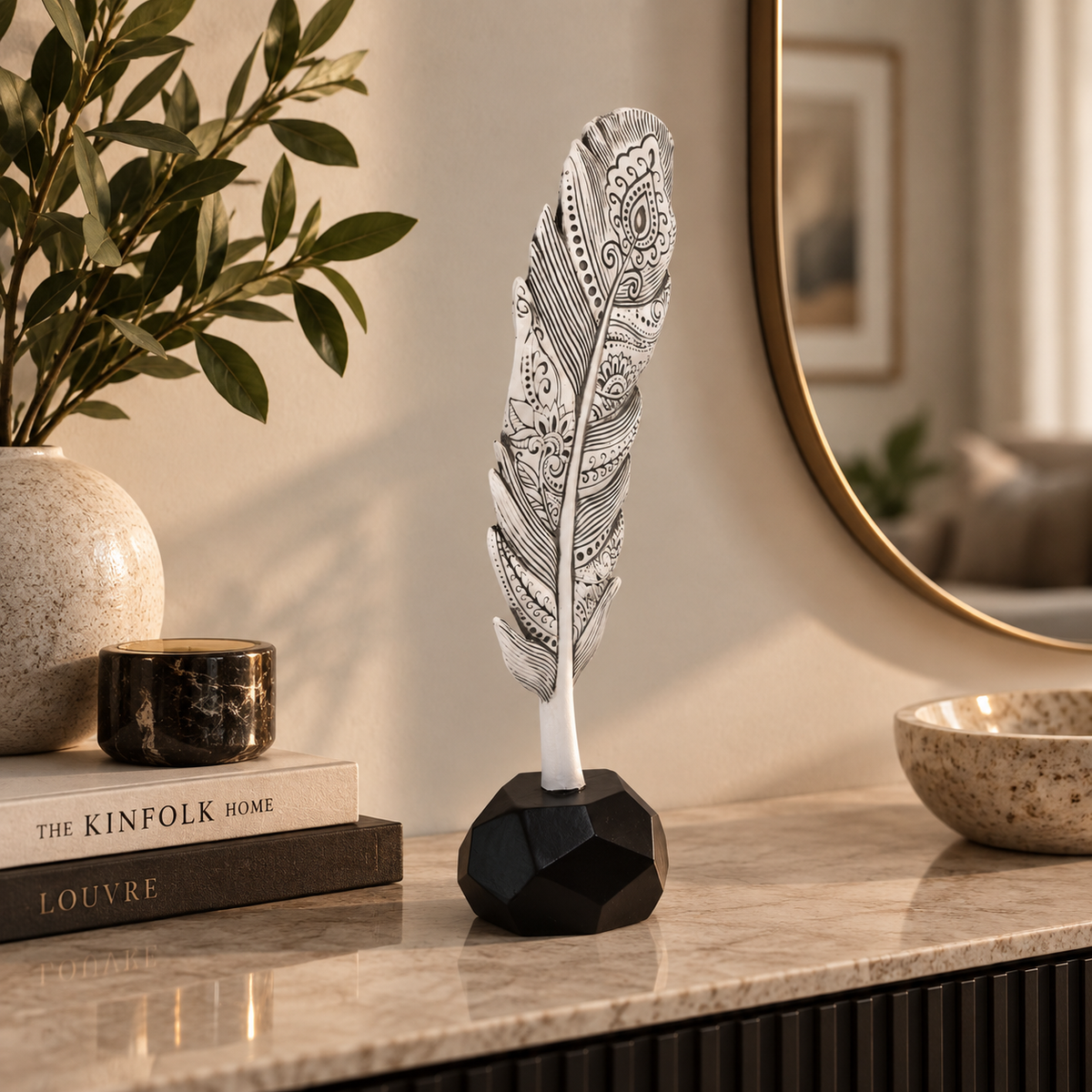 Folha decorativa em formato de pena, disponível nos tamanhos P e M. Ideal para decoração de casa elegante, salas, aparadores, estantes e ambientes sofisticados.