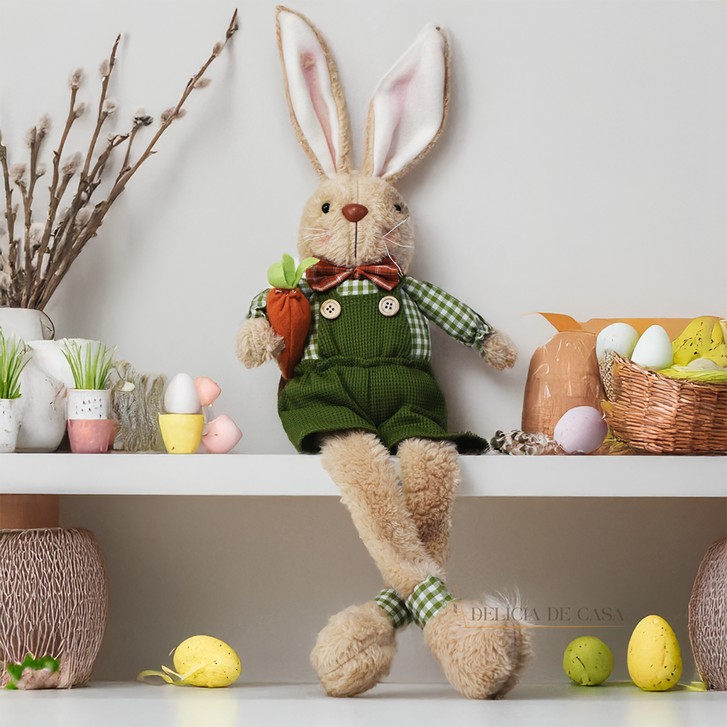 Coelho decorativo de Páscoa em pelúcia sentado, com pernas flexíveis, ideal para decoração de prateleiras, aparadores e estantes.
