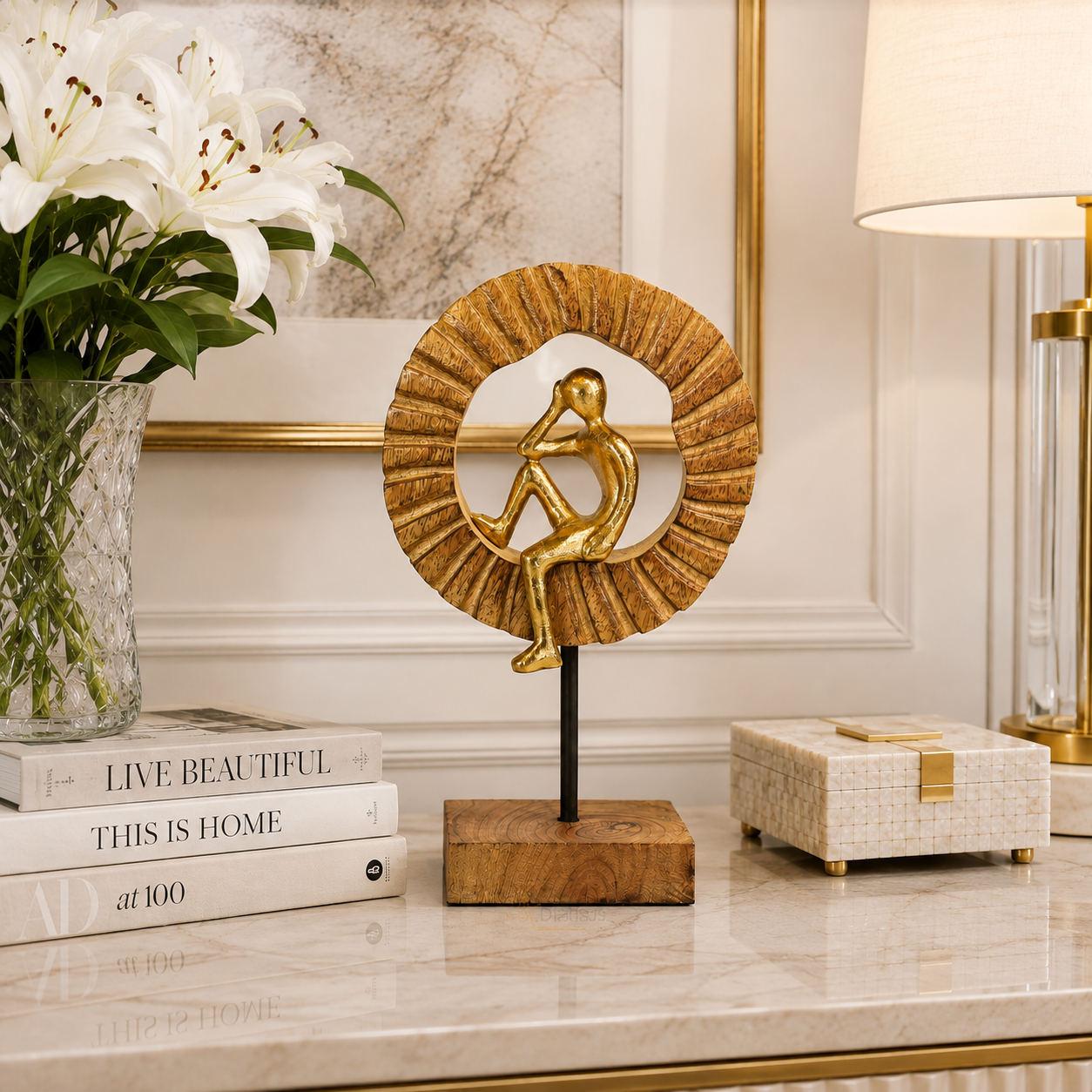 Escultura decorativa homem pensador dourado com base de madeira 27 cm