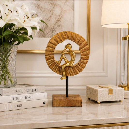 Escultura decorativa homem pensador dourado com base de madeira 27 cm