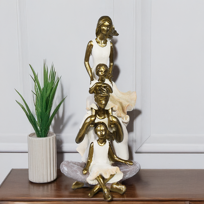 Escultura decorativa de família em resina com pais e filhas em composição artística, acabamento dourado e detalhes claros, ideal para decoração de interiores.
