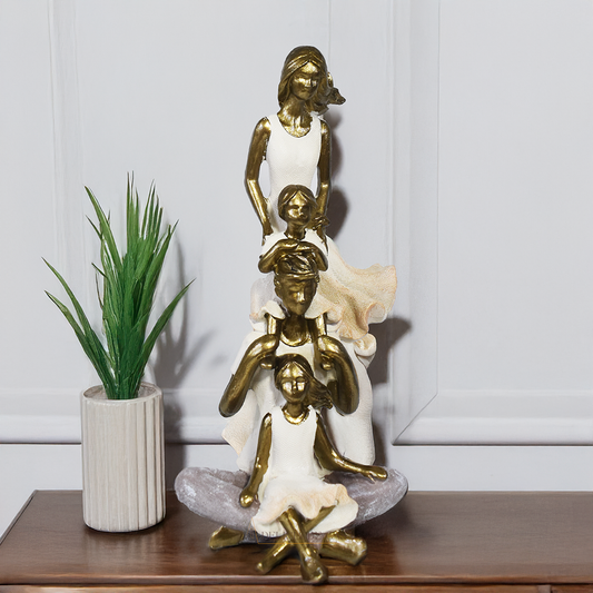 Escultura decorativa de família em resina com pais e filhas em composição artística, acabamento dourado e detalhes claros, ideal para decoração de interiores.