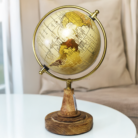 Globo terrestre decorativo vintage com mapa em tons dourados, estrutura metálica e base de madeira natural, medindo 15 x 14 x 24 cm.