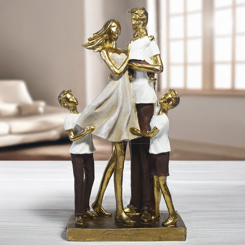 Escultura decorativa em resina representando casal com três filhos em um momento de união familiar, com acabamento dourado, branco e marrom, medindo 25,5 x 17 x 8 cm.