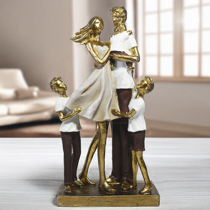 Escultura decorativa em resina representando casal com três filhos em um momento de união familiar, com acabamento dourado, branco e marrom, medindo 25,5 x 17 x 8 cm.