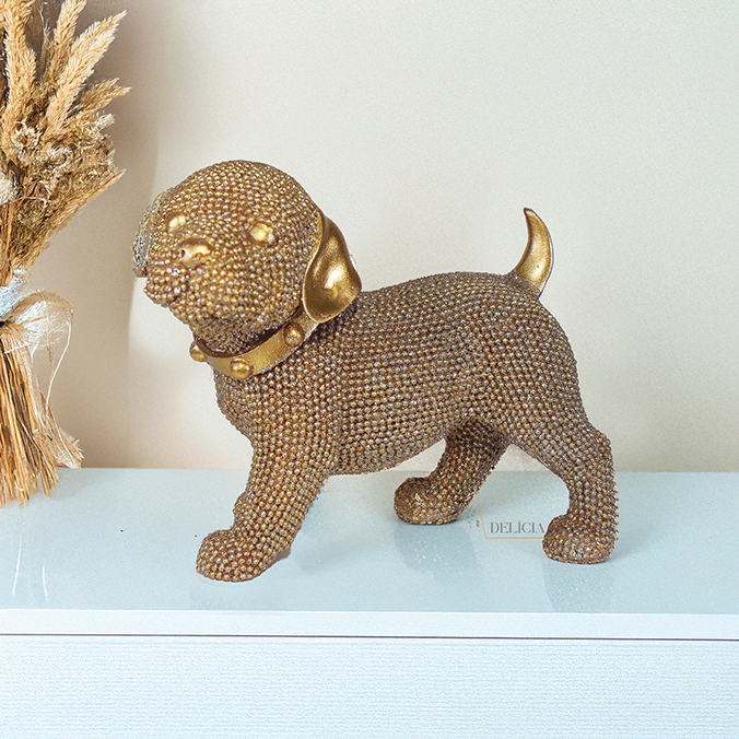 Escultura decorativa de cachorro em resina dourada com acabamento brilhante, ideal para decoração de ambientes ou presente para amantes de pets.
