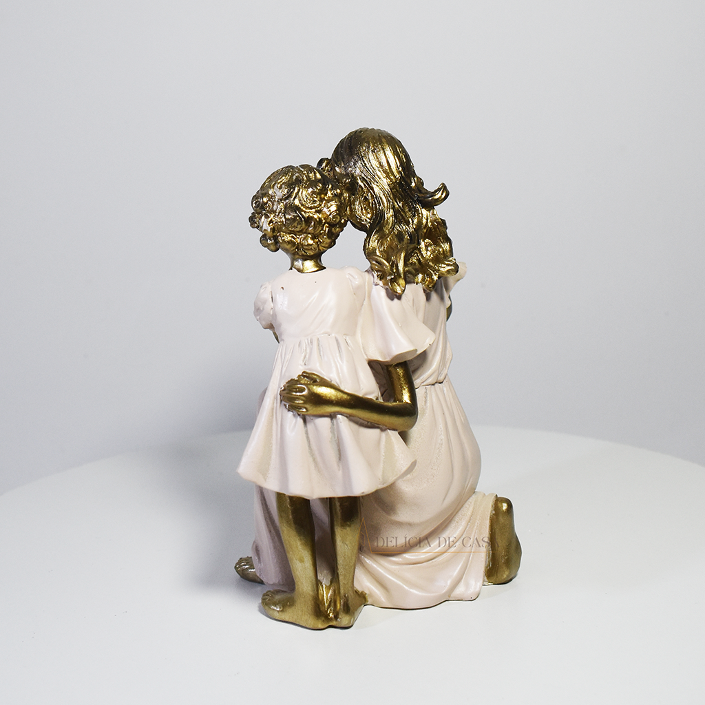 Escultura decorativa em resina representando mãe ajoelhada com dois filhos, simbolizando amor, cuidado, proteção e união familiar.