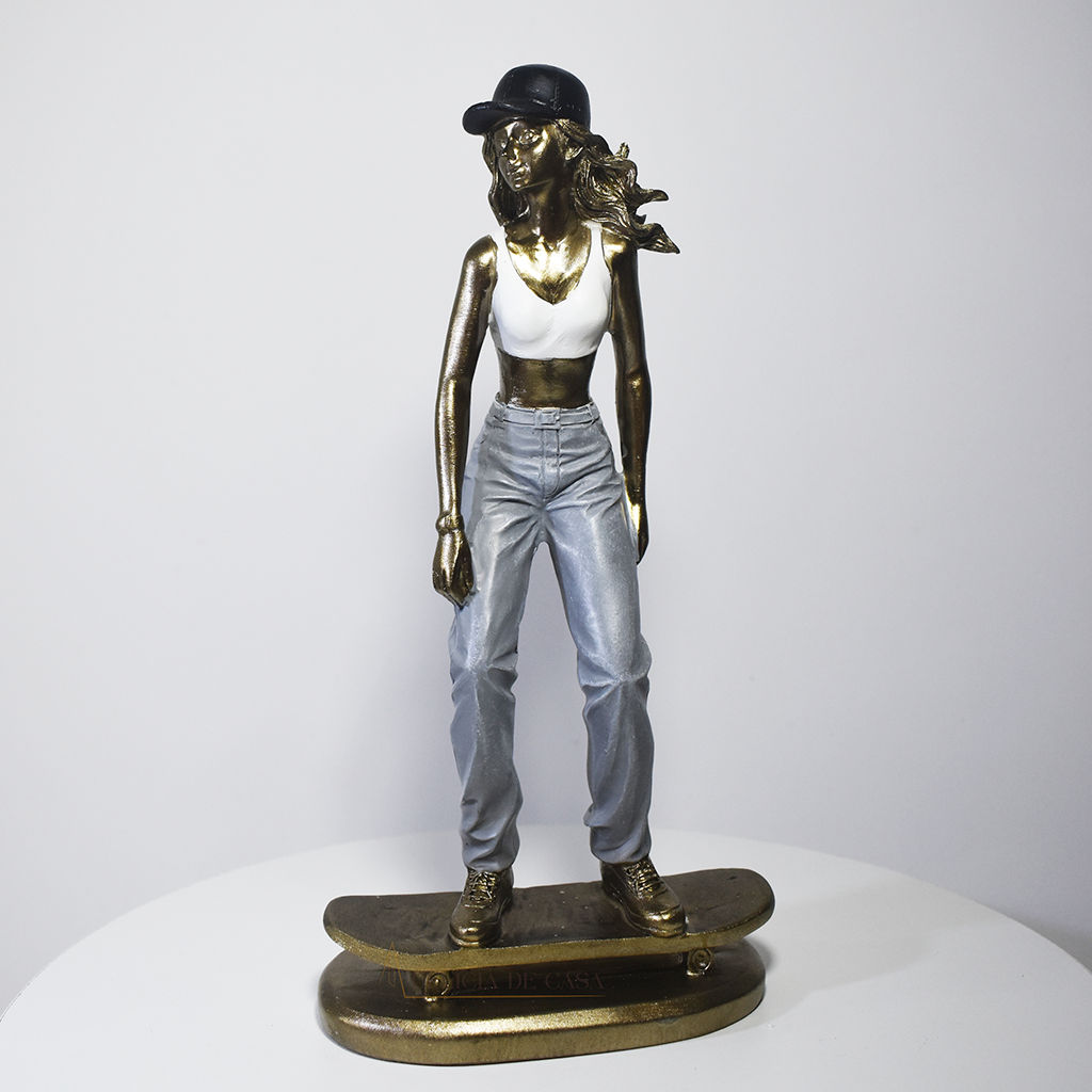 Escultura Decorativa Skatista em Resina – Masculino e Feminino