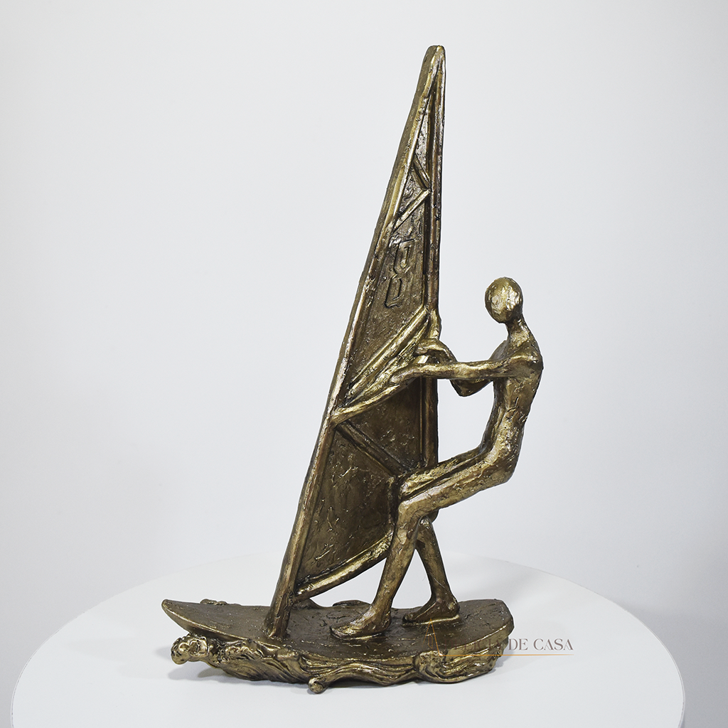 Escultura decorativa de windsurf em resina com acabamento bronze para decoração de sala ou escritório.