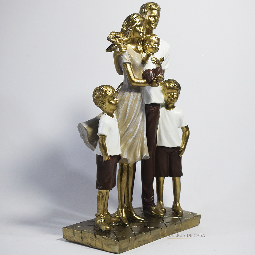 Escultura decorativa em resina representando família com pai, mãe e três filhos, acabamento dourado, branco e marrom, símbolo de amor, união e proteção familiar. Medidas de 25,5x17x8 cm.