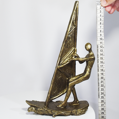 Escultura decorativa de windsurf em resina com acabamento bronze para decoração de sala ou escritório.