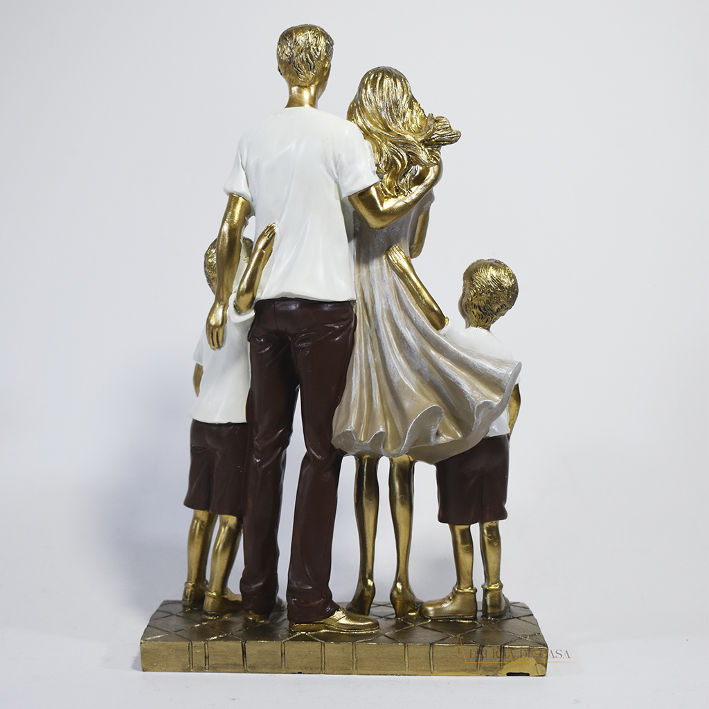 Escultura decorativa em resina representando família com pai, mãe e três filhos, acabamento dourado, branco e marrom, símbolo de amor, união e proteção familiar. Medidas de 25,5x17x8 cm.