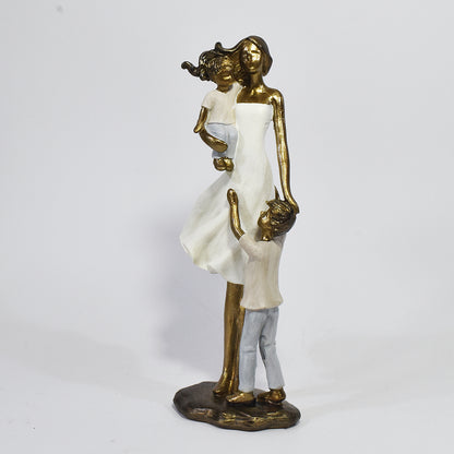 Escultura de mãe com dois filhos em resina dourada. Uma peça elegante e simbólica que representa o amor familiar, ideal para decorar ambientes ou presentear em ocasiões especiais.