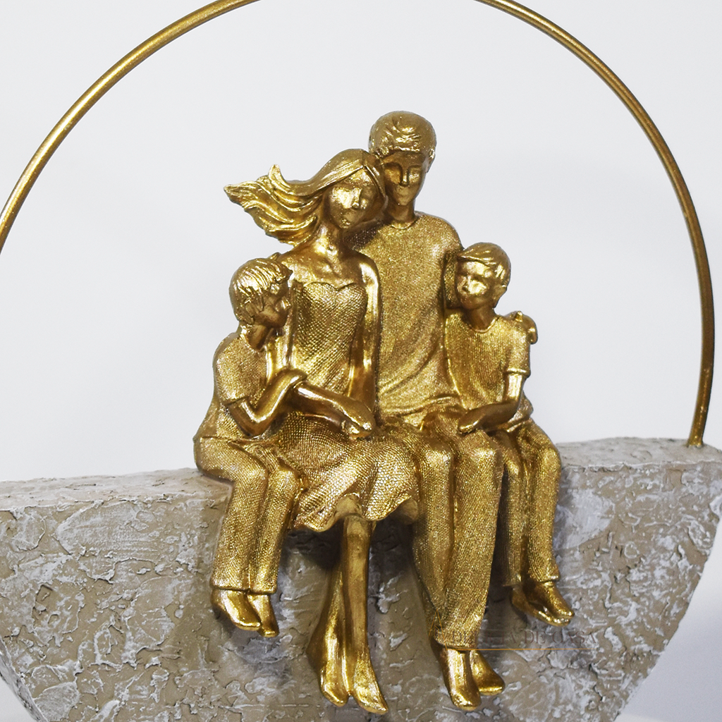 Família Decorativa Escultura Dourada com Casal e Filhos Meninos Decoração de Luxo para Casa