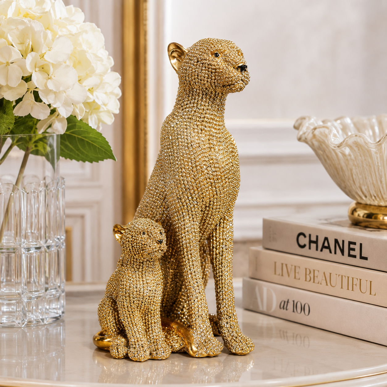 Estatueta leoa com filhote dourada em resina, 19x12x9 cm. Uma peça sofisticada que simboliza proteção e vínculo familiar. Ideal para decoração e presente.