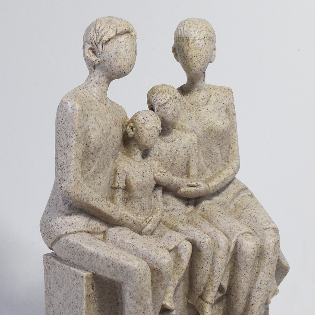 scultura família, decoração familiar, estátua família em resina, enfeite decorativo família, presente para família, decoração moderna, escultura casal com filhos, objeto decorativo para sala, presente dia das mães, presente dia dos pais, decoração minimalista.