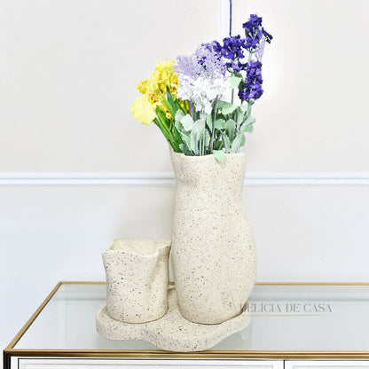 Vaso decorativo de cerâmica com textura rústica. Perfeito para dar um toque de sofisticação à decoração de qualquer ambiente."