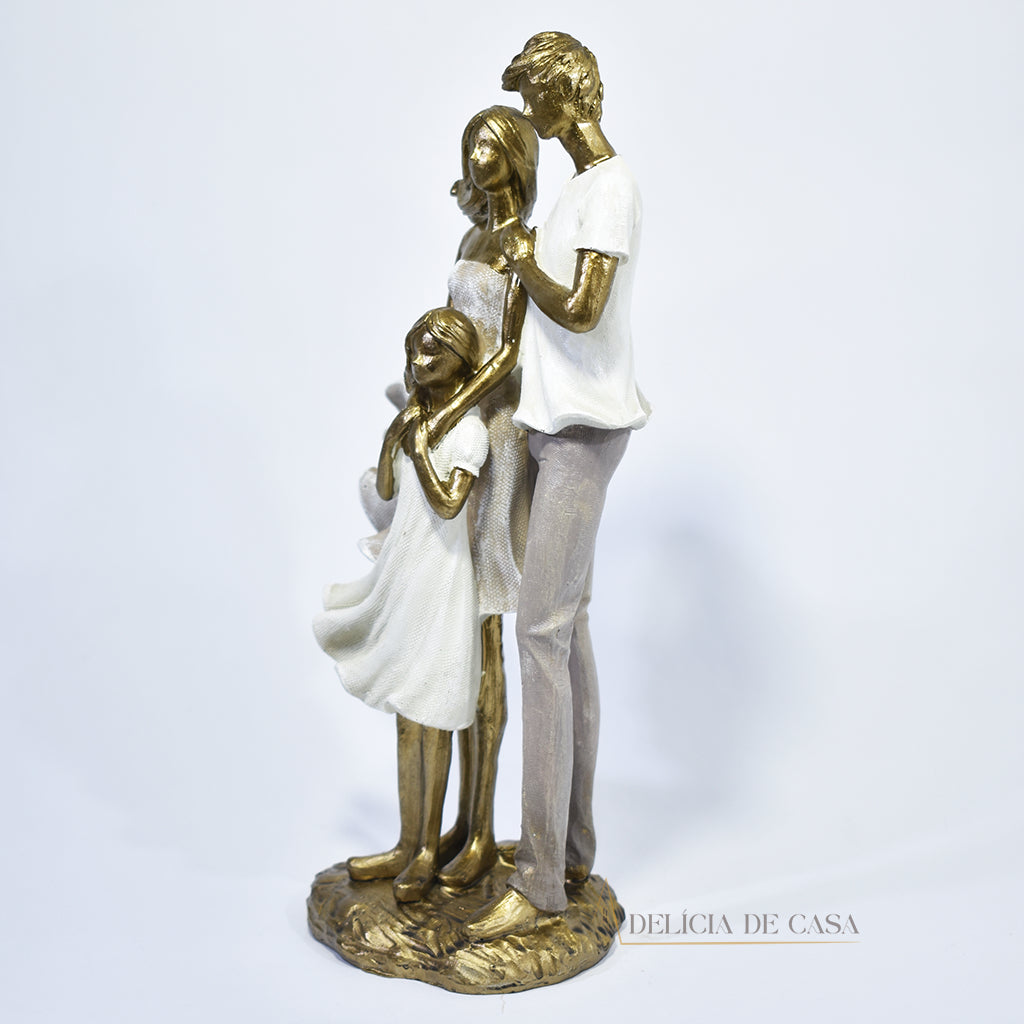 Escultura de família com filha menina em resina dourada, perfeita para decoração de interiores e como presente especial para celebrar o amor familiar.