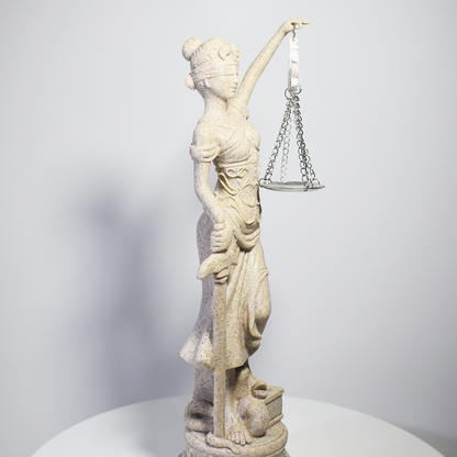 Escultura Dama da Justiça em Resina - Estilo Marmore