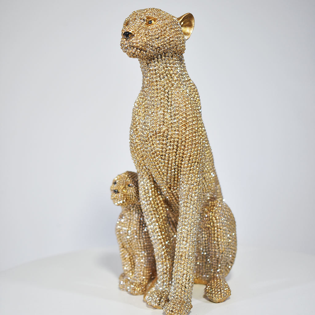 Estatueta leoa com filhote dourada em resina, 19x12x9 cm. Uma peça sofisticada que simboliza proteção e vínculo familiar. Ideal para decoração e presente.