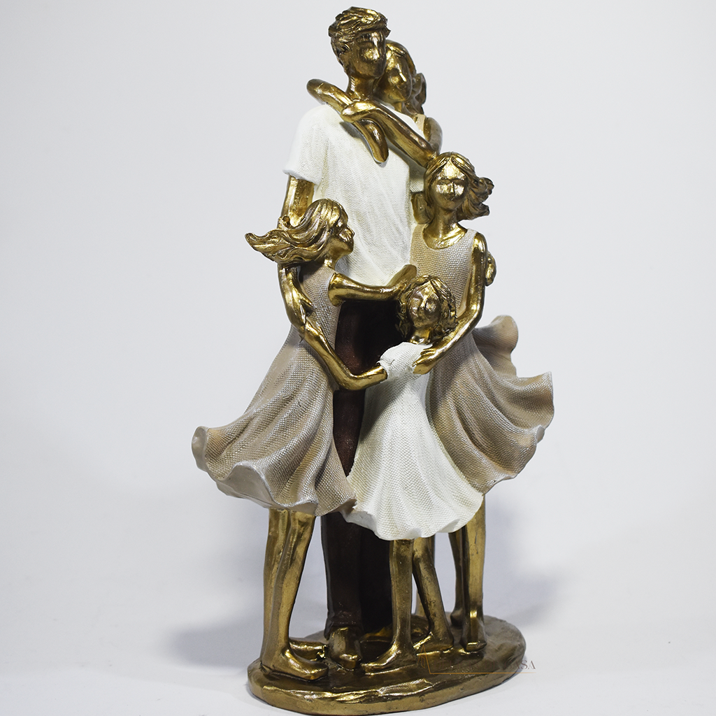 Escultura decorativa de família com pai, mãe e três filhas em abraço coletivo, confeccionada em resina com acabamento dourado e branco, medindo 25 x 15 x 8,5 cm.
