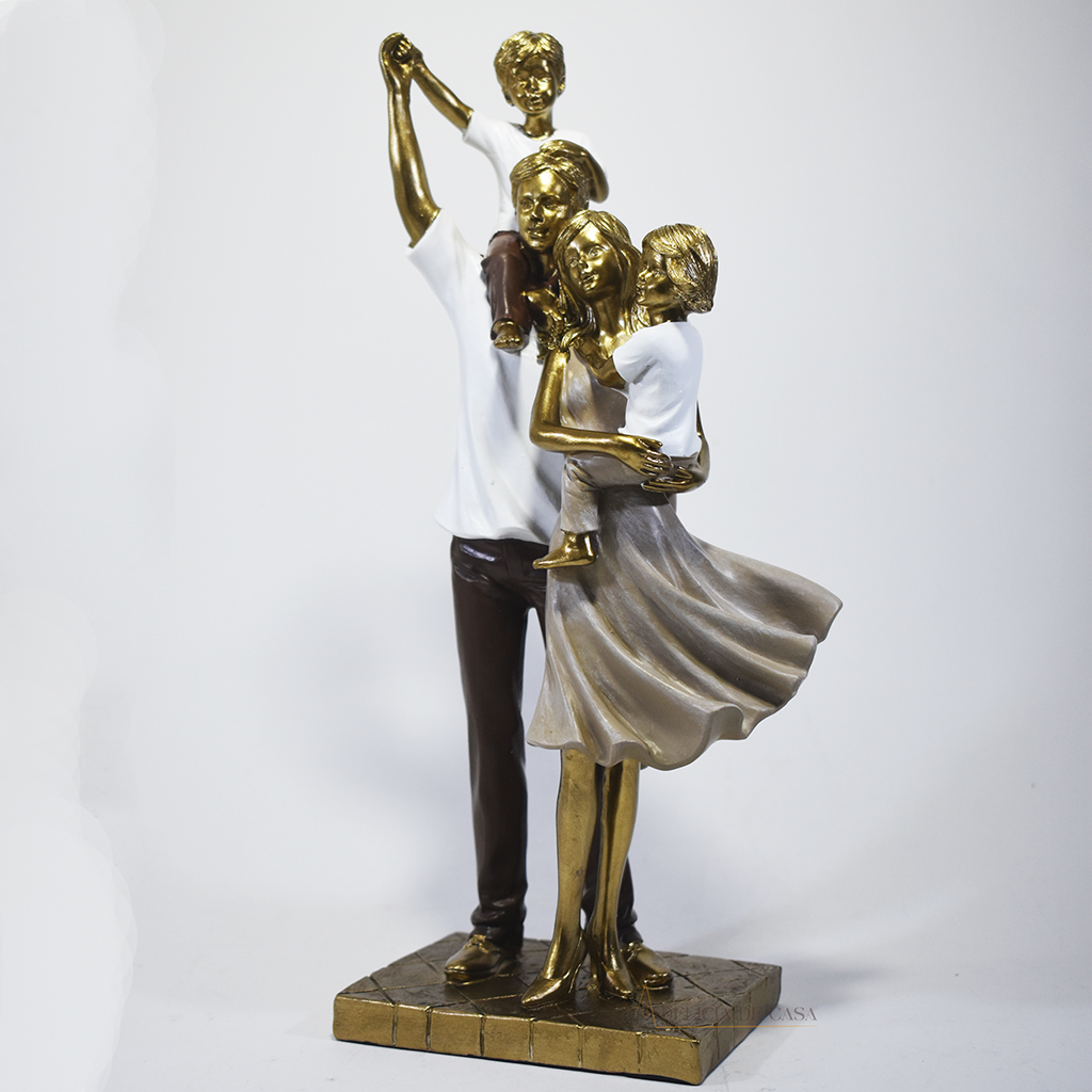 Escultura decorativa de família com pai, mãe, um filho e uma filha, confeccionada em resina com acabamento dourado, branco e marrom, medindo 29,5 x 14 x 8,5 cm.