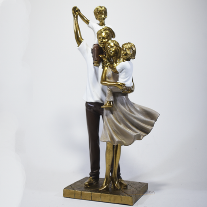 Escultura decorativa de família com pai, mãe, um filho e uma filha, confeccionada em resina com acabamento dourado, branco e marrom, medindo 29,5 x 14 x 8,5 cm.
