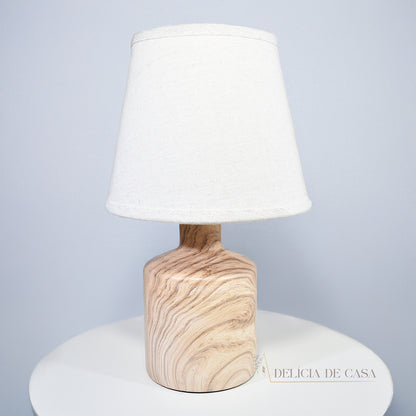 Abajur decorativo com base de madeira e cúpula de tecido bege. Um design moderno e funcional, perfeito para iluminar quartos, salas ou escritórios com estilo e aconchego.