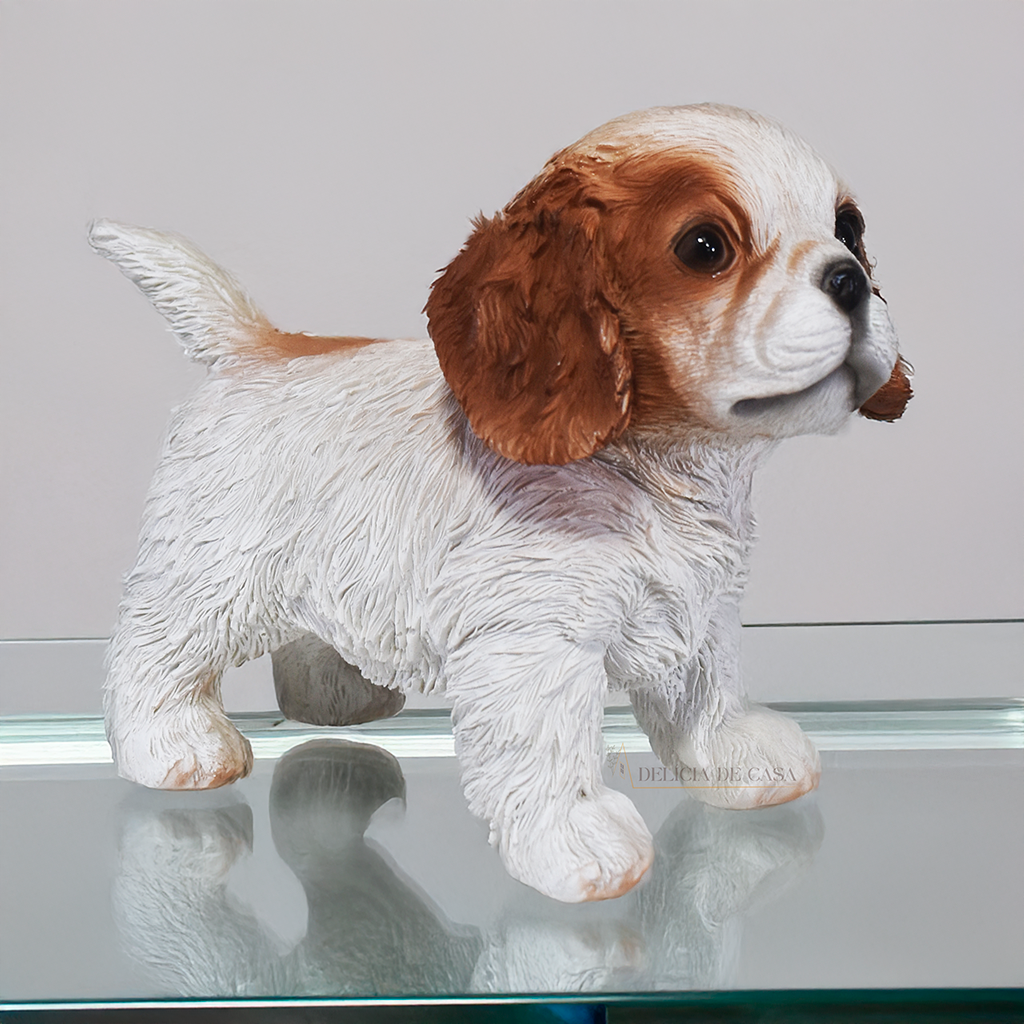 Esculturas decorativas de cachorros em resina representando as raças Labrador, Shih Tzu e Cavalier King Charles Spaniel, ideais para decoração ou presente.
