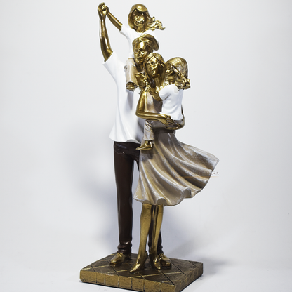 Escultura decorativa em resina representando pai, mãe e duas filhas em uma composição elegante e harmoniosa, com acabamento dourado, branco e marrom, simbolizando amor, união e felicidade familiar. Medidas 29,5x14x8,5 cm.