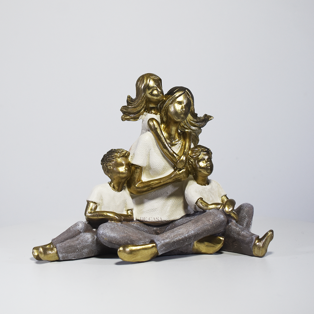 Escultura decorativa de mãe sentada com dois filhos e uma filha, confeccionada em resina com acabamento dourado, branco e cinza, medindo 15 x 11,5 x 8 cm.