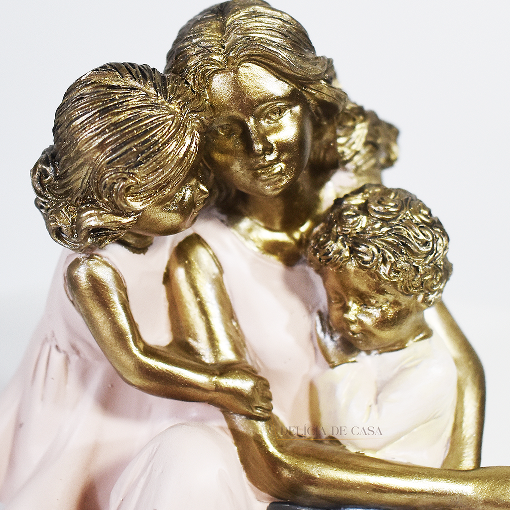 Escultura decorativa em resina de mãe com dois filhos em acabamento dourado para decoração de sala ou estante.
