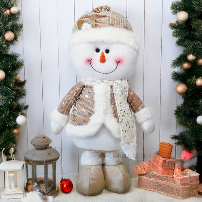 Boneco de neve de pelúcia natalino com pernas curtas decorando sala de estar