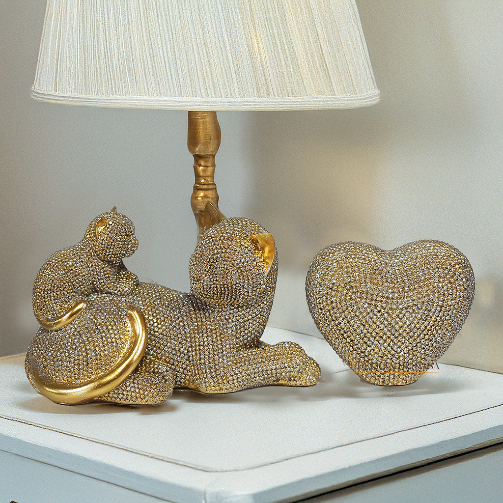 Escultura decorativa de gato dourado com filhote em resina brilhante, peça elegante para decoração de sala, estante ou aparador.