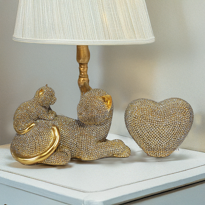 Escultura decorativa de gato dourado com filhote em resina brilhante, peça elegante para decoração de sala, estante ou aparador.